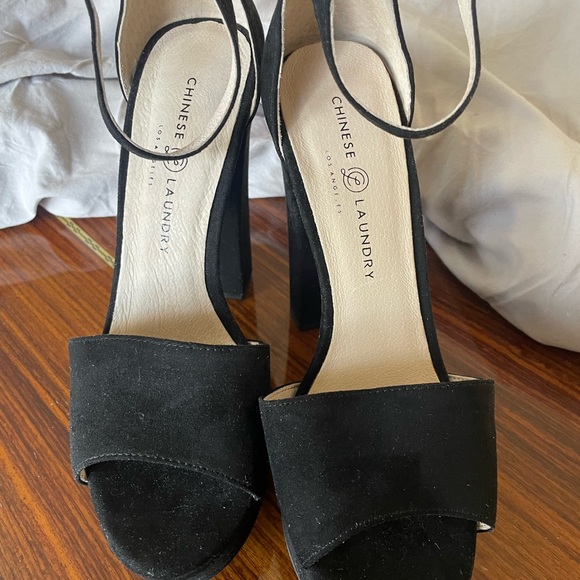 Chinese Laundry black pumps in 7 - Picture 2 of 3
